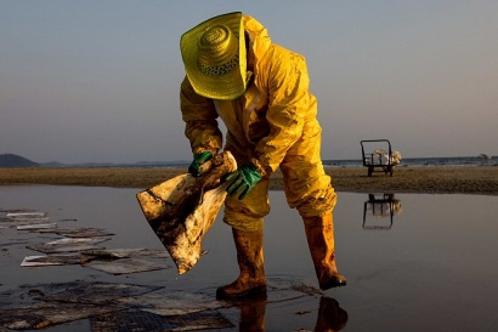 31/01/2022-Un trabajador limpiando el vertido de petróleo en la playa de Mae Ram Phueng (Tailandia) el 29 de enero de 2022.