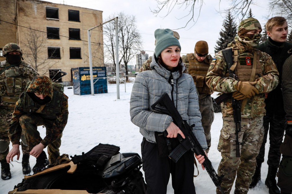 Una mujer en un centro de instrucción paramilitar en Dnipro.
