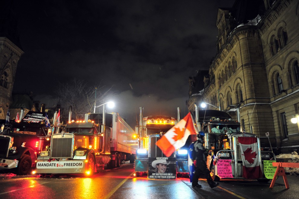 Varios camiones bloquean una calle de Ottawa en protesta por las vacunas y el Gobierno de Trudeau.