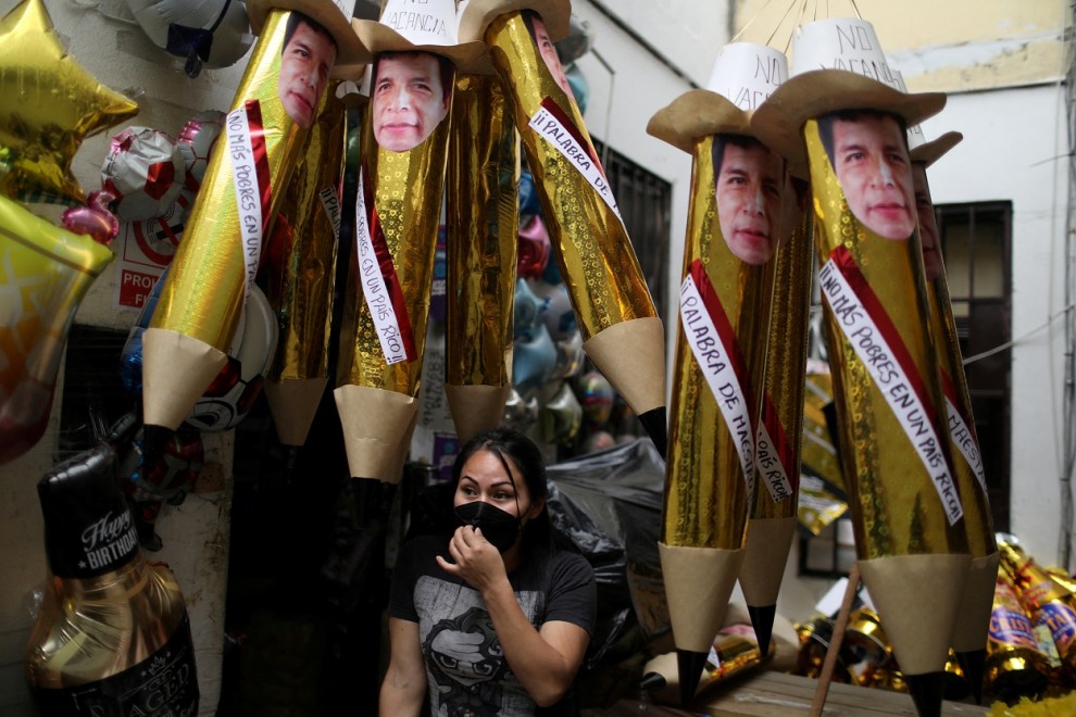 Una vendedora en un puesto callejero con piñatas que representan al presidente de Perú, Pedro Castillo, para quemarlas como tradición de Nochevieja, en una imagen de archivo de diciembre de 2021, en Lima. REUTERS/Pilar Olivares