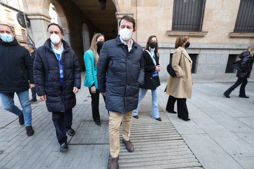 El candidato del PP a la Presidencia de la Junta de Castilla y León, Alfonso Fernández Mañueco (c), llega a votar a la antigua sede de la Delegación Territorial de la Junta de Castilla y León en Salamanca.