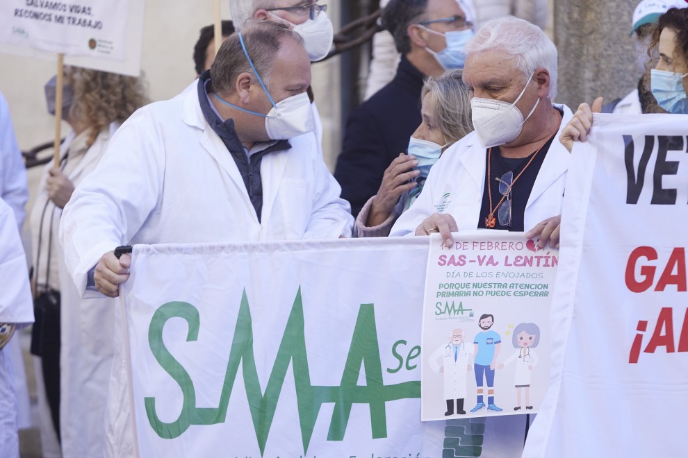 17/2/22-Detalle de una cartel portado por un sanitario durante la concentración del Sindicato Andaluz de Salud frente al Servicio Andaluz de Salud, a 14 de febrero de 2022 en Sevilla (Andalucía, España).