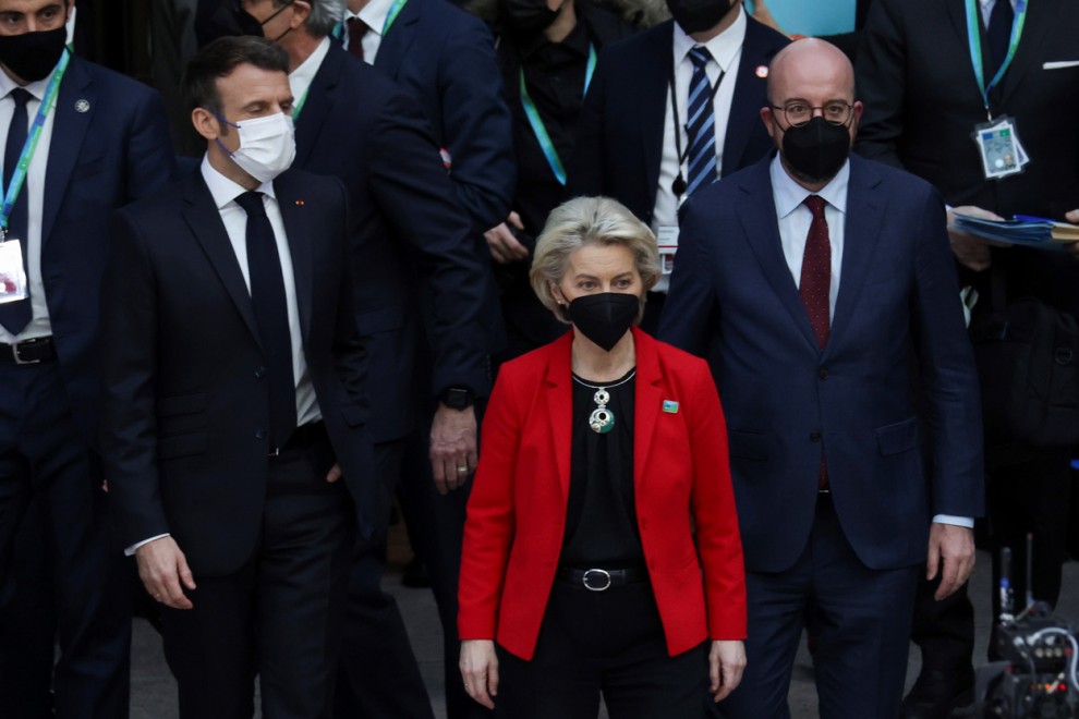 El presidente del Consejo Europeo, Charles Michel, el presidente francés, Emmanuel Macron, y la presidenta de la Comisión Europea, Ursula von der Leyen, participan en una cumbre Unión Europea