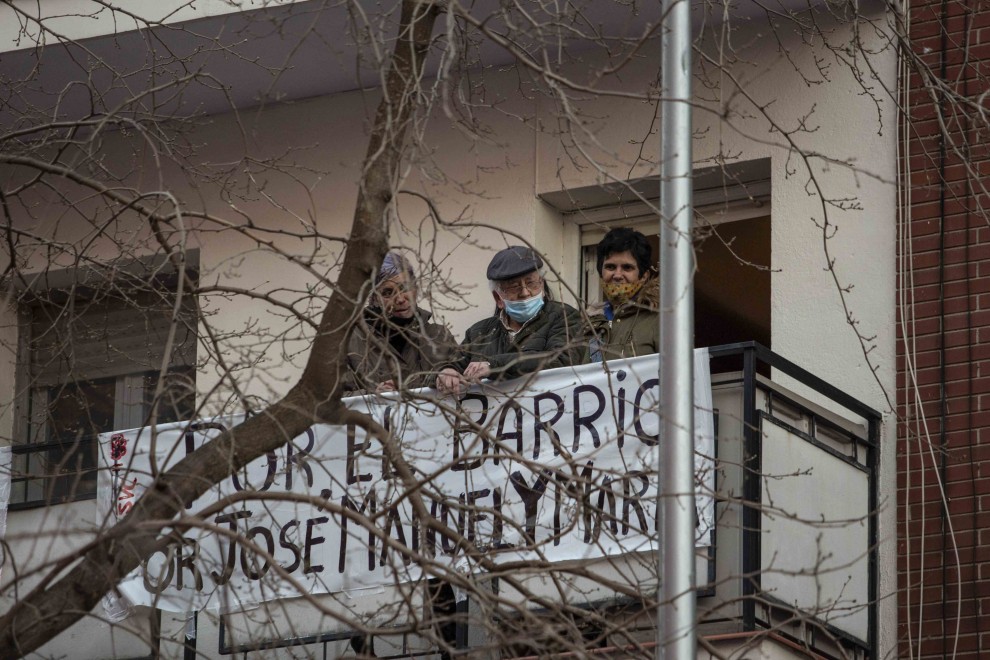 José Manuel Moreno, de 79 años, observa el despliegue policial para ejecutar su desahucio en el barrio de Carabanchel de Madrid.