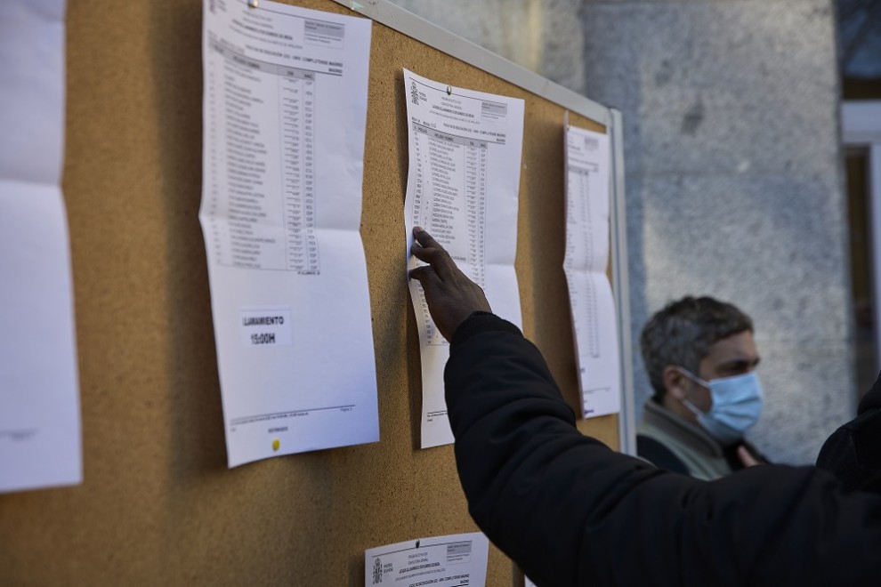 Un estudiante mira los resultados de un examen en la Universidad Complutense de Madrid.
