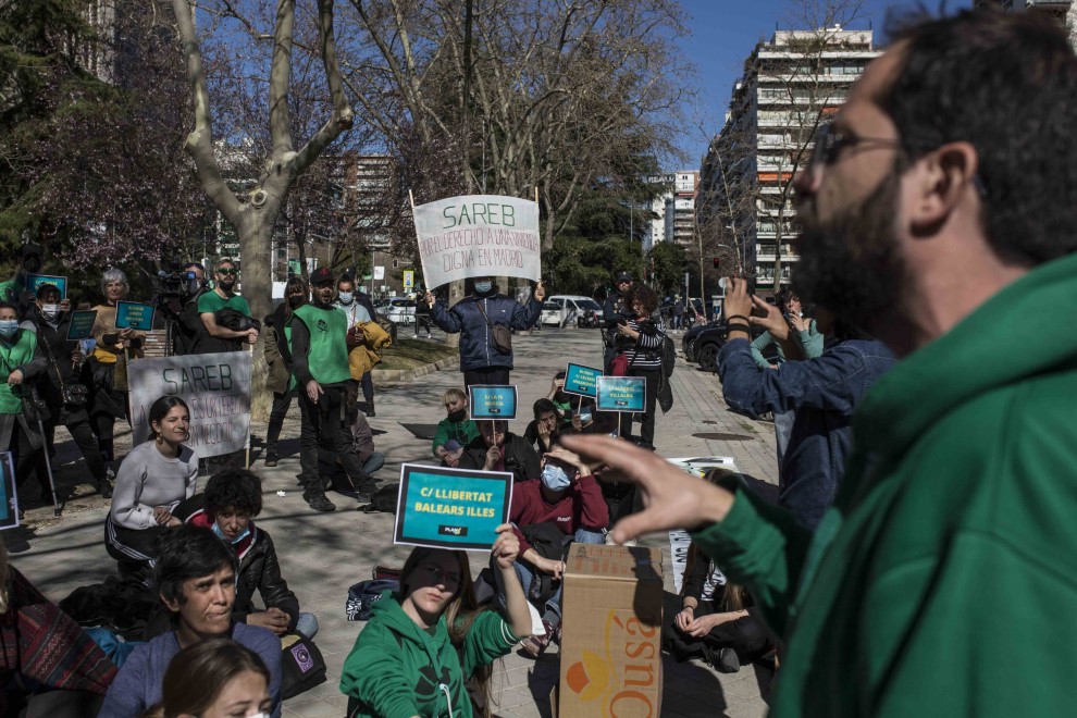 Afectados y activistas organizados en el Plan Sareb protestan frente al Ministerio de Economía, este martes en Madrid.