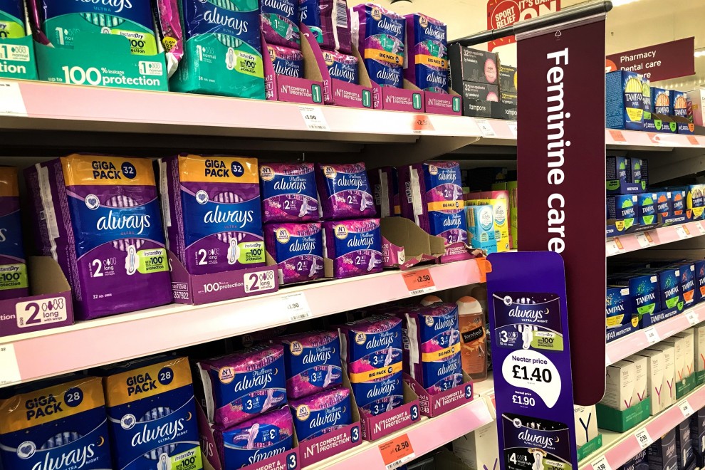 Imagen de archivo del estante de un supermercado en Glasgow con productos de higiene femenina.
