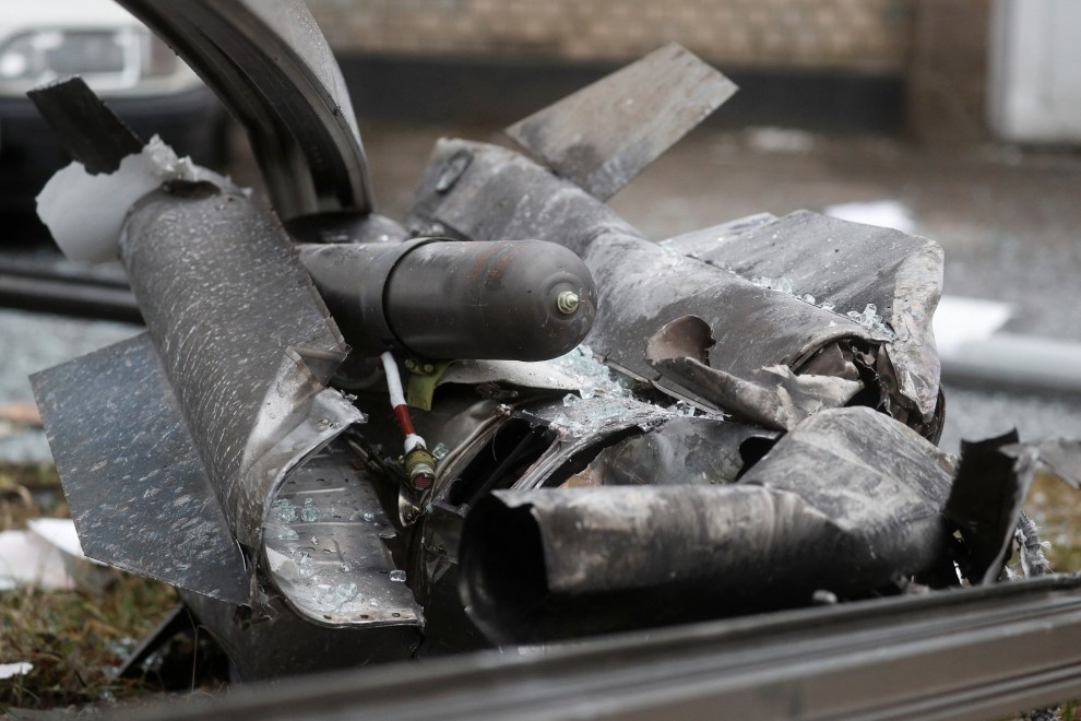 Una vista muestra los restos de un misil que aterrizó en una calle de Kiev.