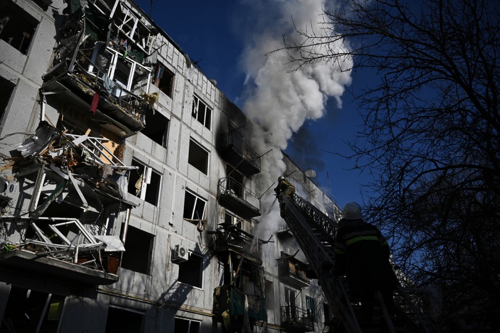 Los bomberos apagan un incendio en un edificio en la ciudad de Chuguiv, en el este de Ucrania, causado por los bombardeos rusos de este 24 de febrero.