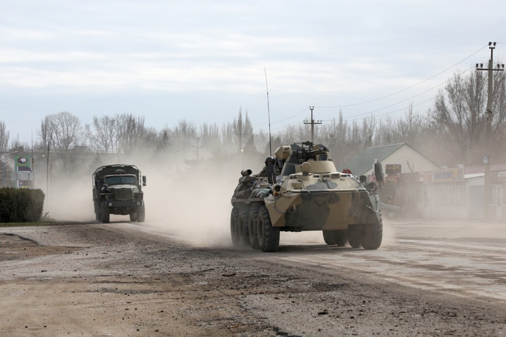 Vehículos militares circulan por una calle de la ciudad de Armyansk, Crimea, después de que el presidente ruso, Vladimir Putin, autorizara una operación militar en el este de Ucrania.
