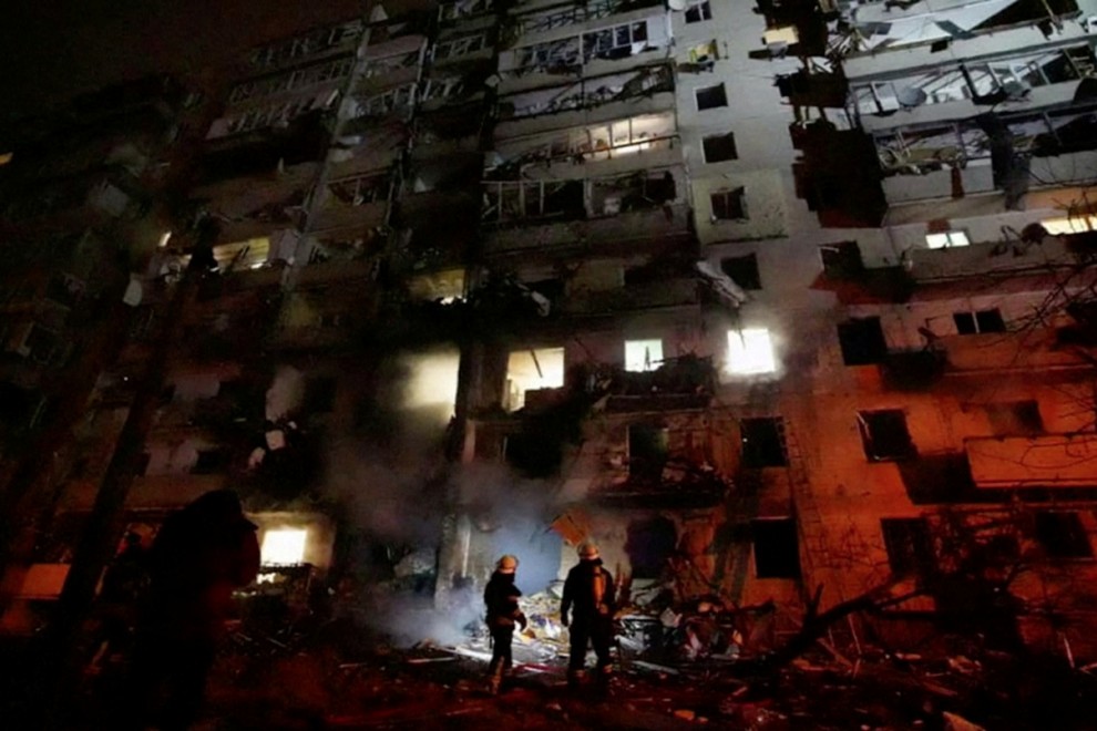 Los bomberos trabajan en edificio residencial dañado por los ataques rusos, en Kiev, Ucrania, este viernes