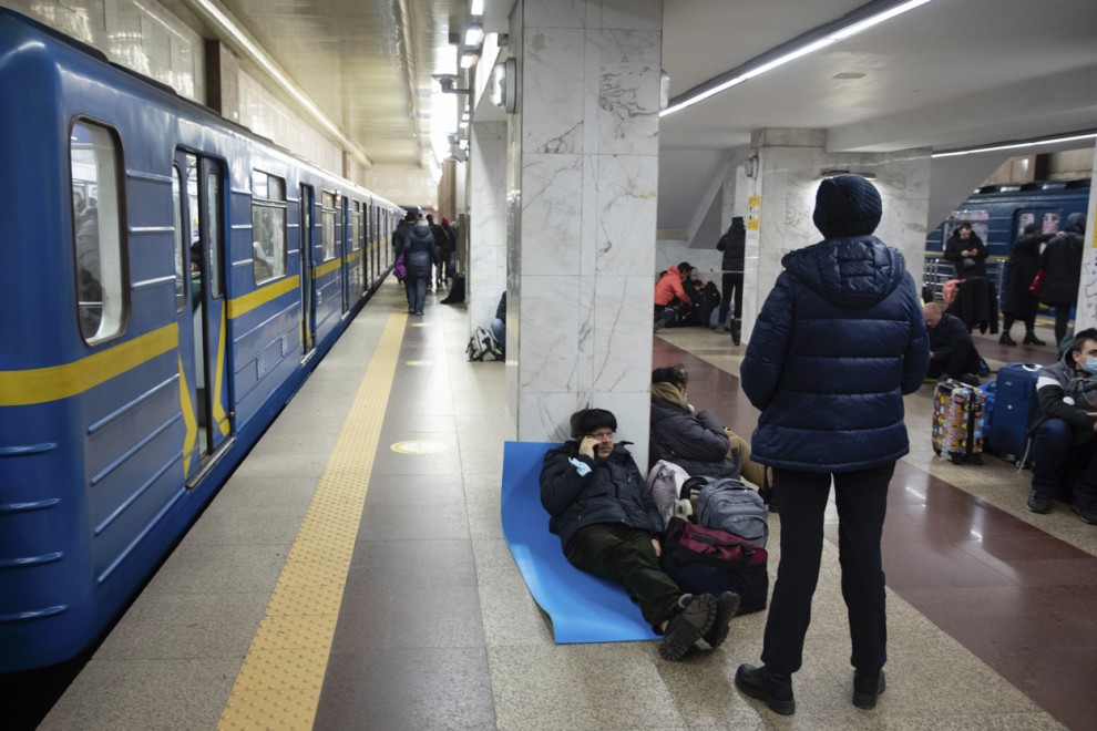 Ucranianos se refugian en una estación de metro para la próxima noche en Kiev, Ucrania, el 24 de febrero de 2022.