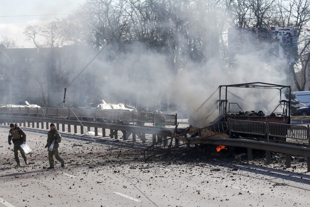 26/02/2022 Un vehículo arde en Kiev como consecuencia de la ofensiva rusa a la capital de Ucrania