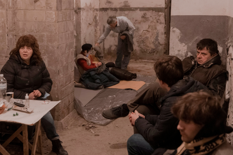 Residentes ucranianos se refugian en el sótano de un edificio de apartamentos en Kiev.
