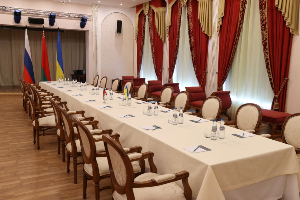 Imagen de la sala donde se desarrollarán conversaciones entre las delegaciones rusa y ucraniana, en la Residencia Rumyantsev-Paskevich, en Gomel