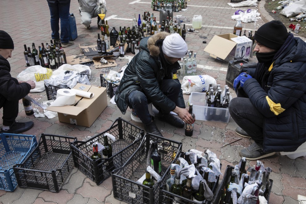 Residentes en Kiev, la capital de Ucrania, preparan cócteles molotov para atacar a las tropas rusas si entran en la ciudad.