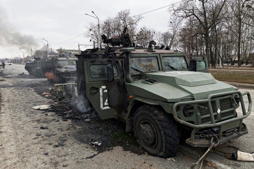 Un blindado ruso, calcinado en la ciudad ucraniana de Járkov este lunes.