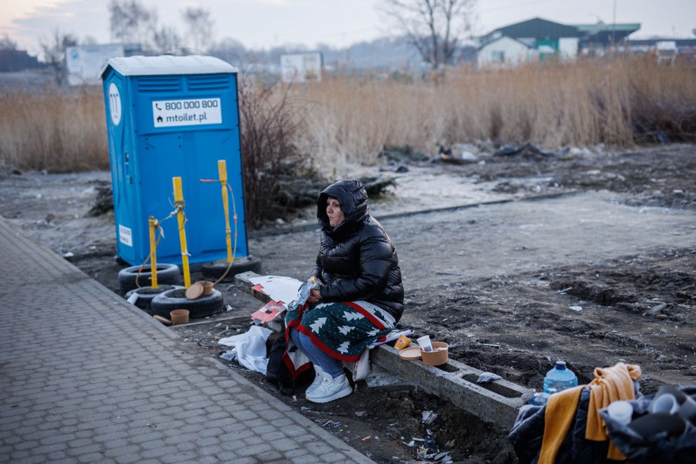 Una refugiada ucraniana sentada en el paso fronterizo de Medyka, el 27 de febrero de 2022, en Przemysl, Polonia.