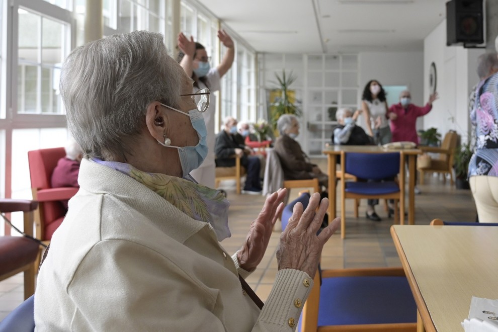 1/3/22-Varios ancianos en una de las salas de la Residencia de mayores de Carballo, a 19 de junio de 2021, en A Coruña, Galicia (España).