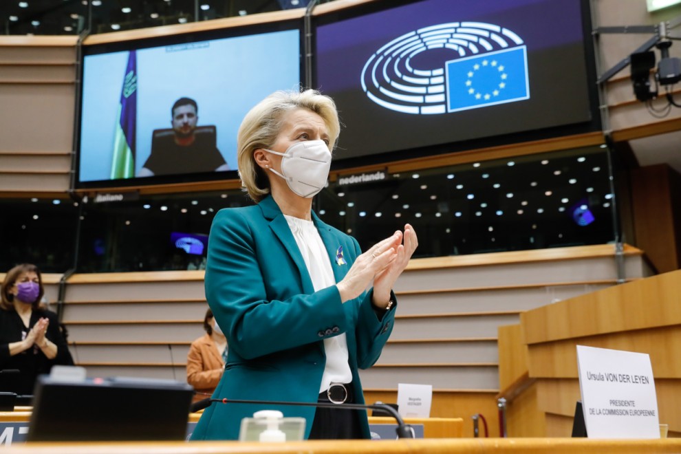 La presidenta de la Comisión Europea, Ursula von Der Leyen, aplaude tras la intervención del presidente de Ucrania, Volodymyr Zelenski, tras su intervención ante la Eurocámara.