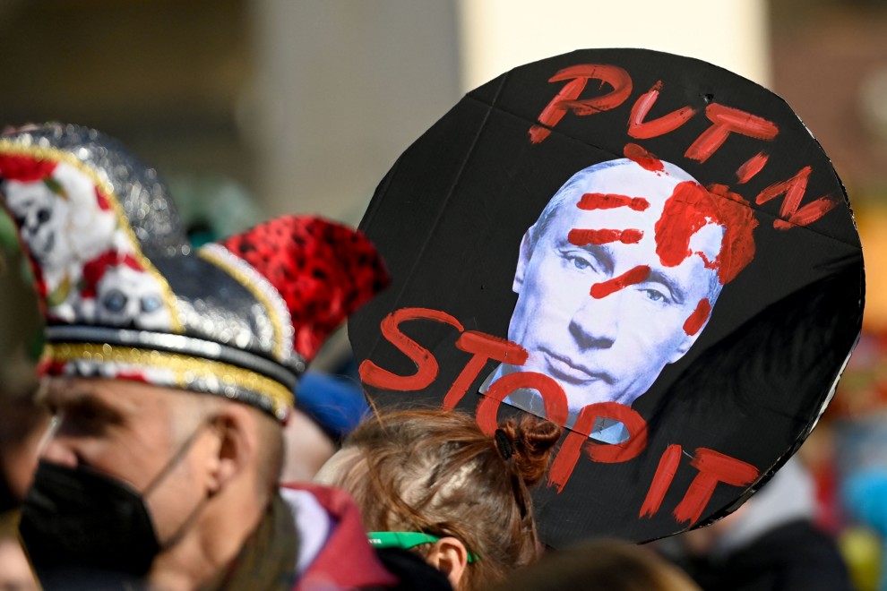 Un ciudadano sostiene un cartel que representa al presidente ruso y dice 'Paren a Putin' durante una marcha por la paz titulada 'Libertad para Ucrania' en Alemania, el 28 de febrero de 2022.