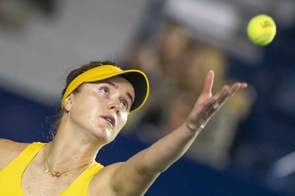 La tenista ucraniana Elina Svitolina lanza una bola contra la rusa Anastasia Potapova
