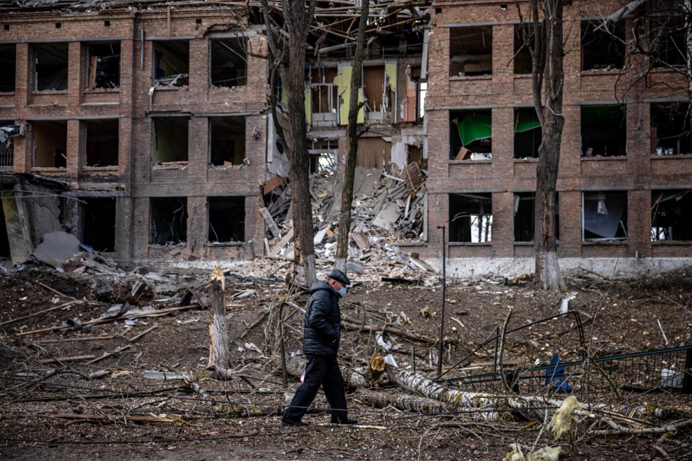 Un aciano camina delante de una bloque de viviendas destruido en un bombardeo ruso Vasylkiv, cerca de Kiev, Ucrania, el 27 de febrero.