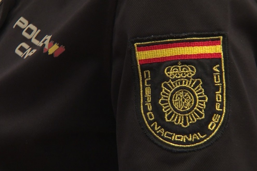 4/3/22-Escudo de la Policía Nacional del uniforme de un agente (Imagen de archivo).