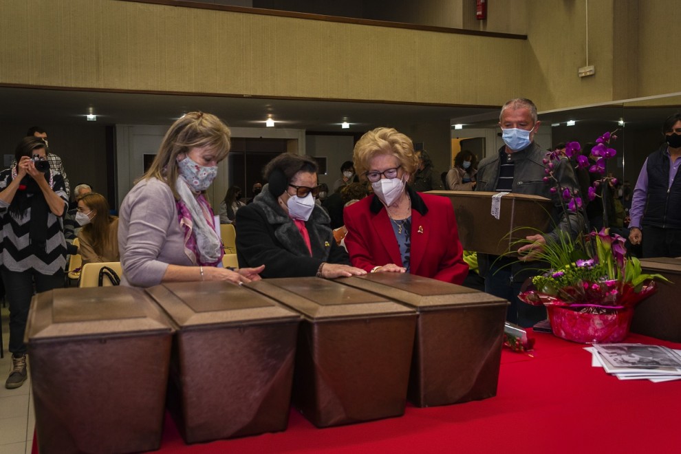 Ceremonia de la entrega de los cuerpos identificados tras la exhumación en el cementario de Paterna (Valencia) de la fosa común 120 de represaliados por el franquismo.