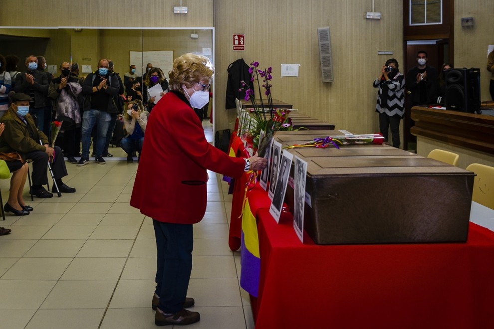 Ceremonia de la entrega de los cuerpos identificados tras la exhumación en el cementario de Paterna (Valencia) de la fosa común 120 de represaliados por el franquismo.