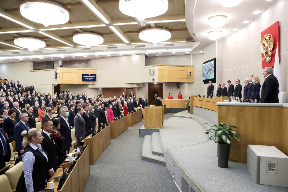 Los diputados rusos asisten a la sesión de la Duma donde se han endurecido las sanciones por difundir información falsa sobre las Fuerzas Armadas este 4 de marzo de 2022.