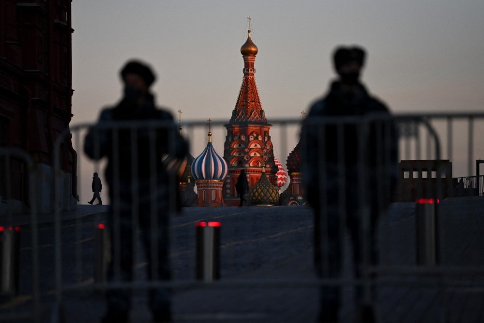 Oficiales de policía bloquean el acceso a la Plaza Roja en el centro de Moscú el 2 de marzo de 2022