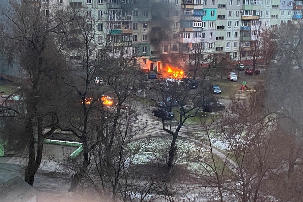 Se ve fuego en Mariupol en una zona residencial después de los bombardeos en medio de la invasión de Rusia.