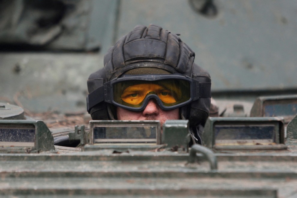 Un miembro del servicio de las tropas prorrusas conduce un vehículo blindado en la aldea de Bugas, controlada por los separatistas, durante el conflicto entre Ucrania y Rusia en la región de Donetsk, Ucrania, 6 de marzo de 2022. REUTERS/Alexander Ermochen