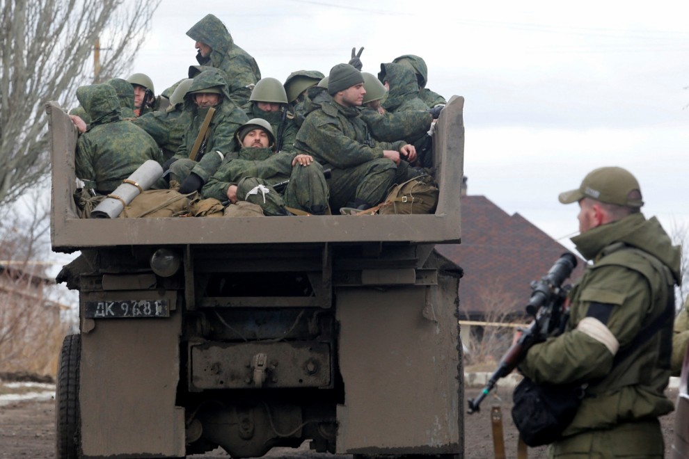 Miembros del servicio de tropas pro-rusas en uniformes sin insignias viajan en la parte trasera de un camión en la aldea de Bugas, controlada por los separatistas, durante el conflicto Ucrania-Rusia en la región de Donetsk, Ucrania, 6 de marzo de 2022