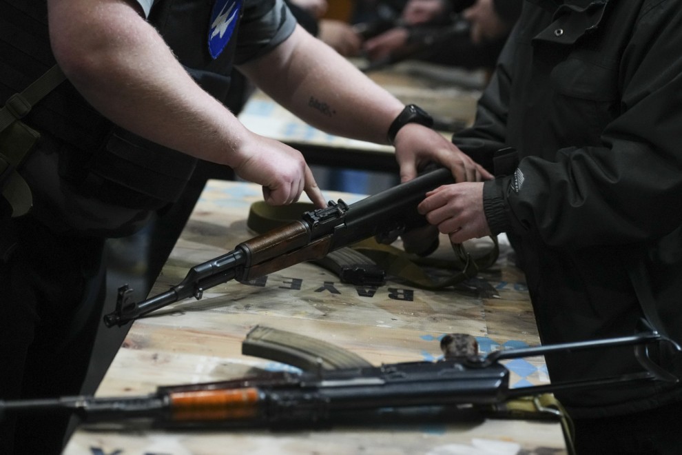 Instructores de armamento enseñan a manejar armas de guerra a civiles ucranianos, para la defensa de la ciudad ucraniana de Lviv (Oeste de Ucrania), este sábado en la Filmoteca de la ciudad.- EFE / Borja Sánchez Trillo