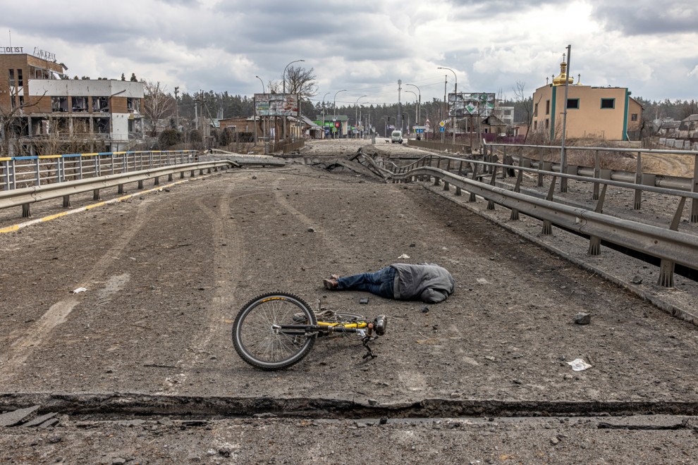 El cuerpo de un ucraniano yace sin vida en un puente de la ciudad de Irpín, en Kiev, este lunes. Irpín, una ciudad localizada cerca de Kiev, ha vivido duros enfrentamientos, casi una semana después del ataque, entre militares ucranianos y rusos forzando a