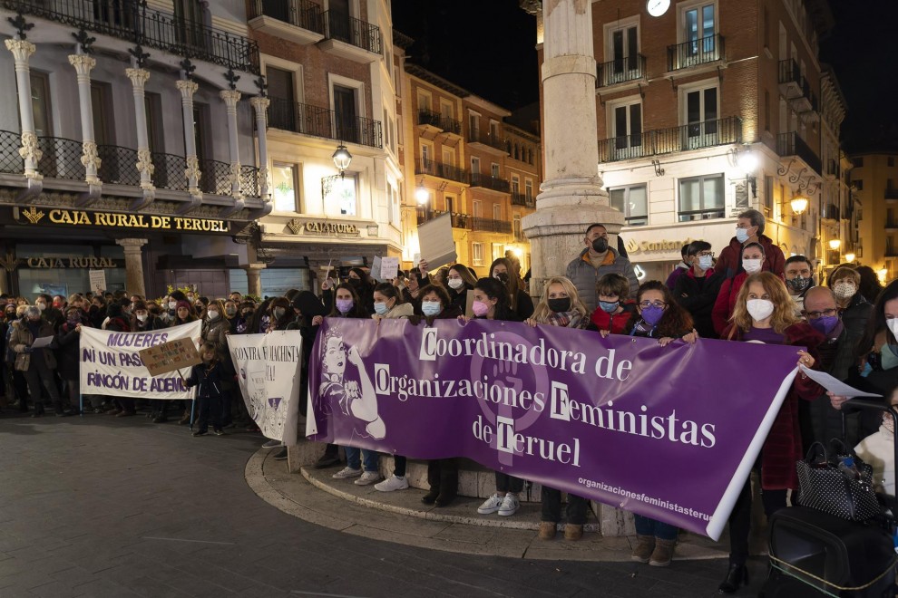 Unas 300 personas han acudido a la concentración en la plaza del Torico convocada de forma conjunta por la Asamblea 8M y la Coordinadora de Organizaciones Feministas de Teruel.