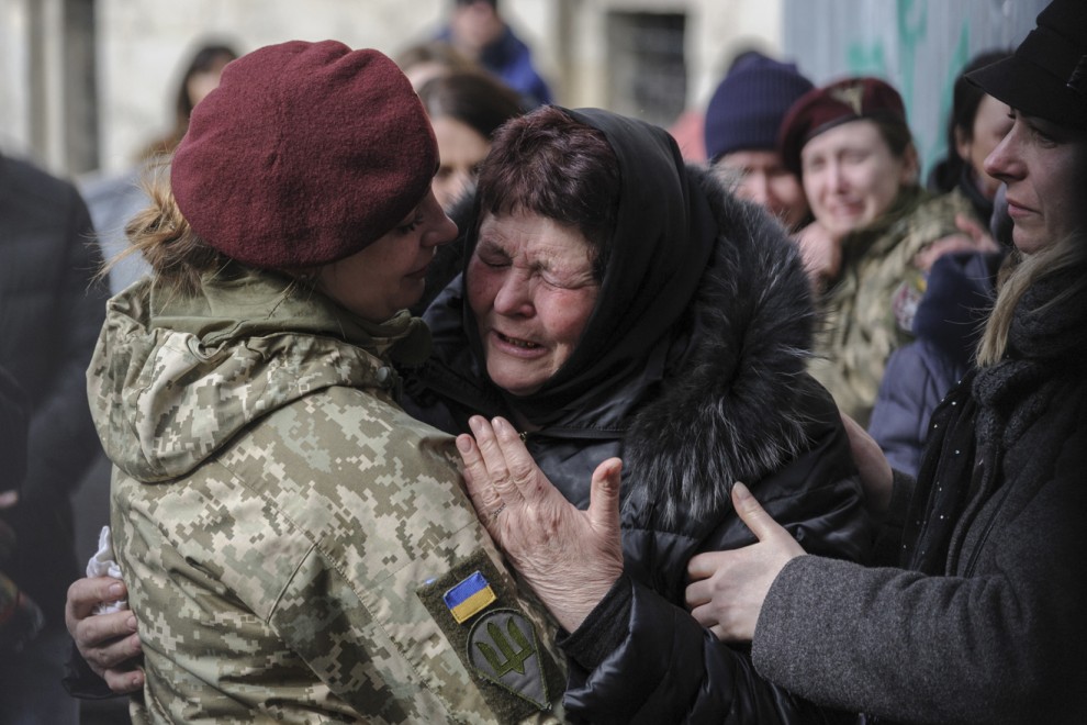 Una mujer ucraniana llora durante una ceremonia fúnebre de tres soldados ucranianos muertos en combates con las fuerzas rusas, en Lviv, Ucrania, 09 de marzo de 2022.