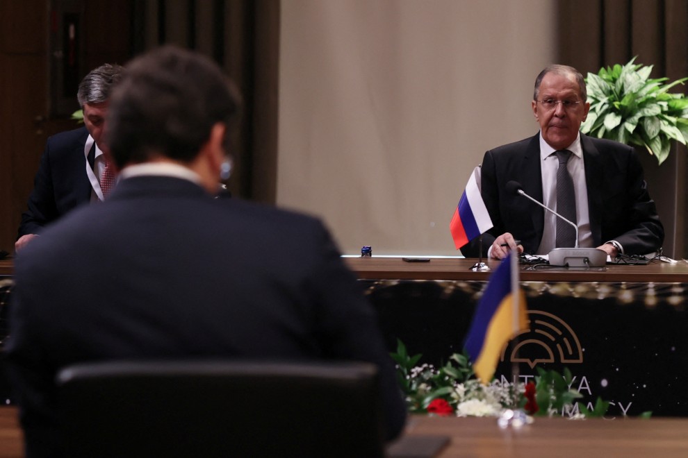El Ministro de Relaciones Exteriores de Rusia, Sergei Lavrov y el Ministro de Relaciones Exteriores de Ucrania, Dmytro Kuleba.