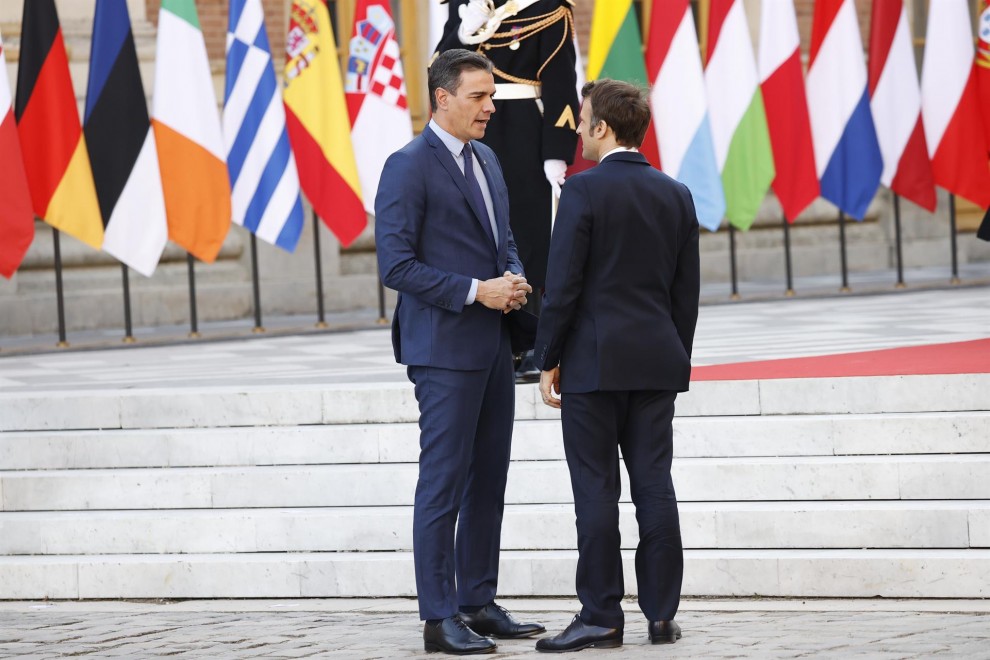 El presidente francés Emmanuel Macron (d) saluda al presidente español, Pedro Sánchez (i) a su llegada a la cumbre de los jefes de Estado y de Gobierno de la Unión Europea en Versalles.