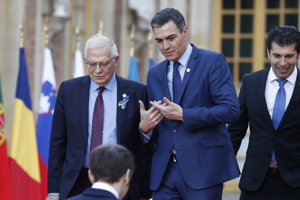 El alto representante de la Unión Europea para Asuntos Exteriores, Josep Borrell y el presidente del Gobierno, Pedro Sánchez, este jueves en Versalles.