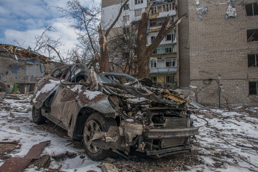 Un coche destruido durante un bombardeo en el centro de Kharkiv, Ucrania, el 13 de marzo de 2022.