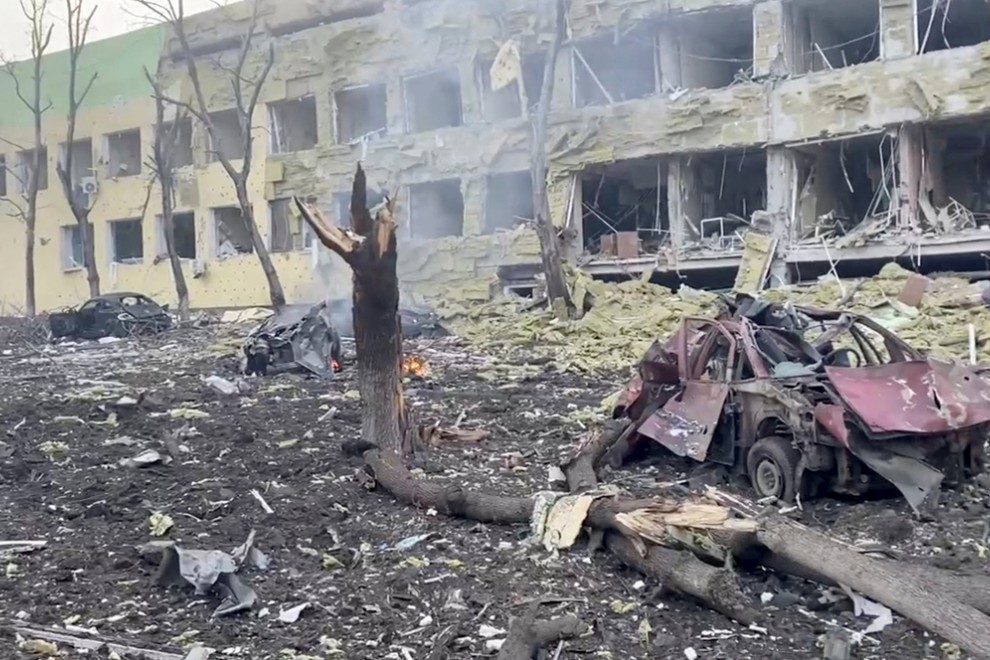 Escombros junto al hospital bombardeado en Mariúpol. Fotografía tomada de un vídeo el 9 de marzo, el día del ataque.