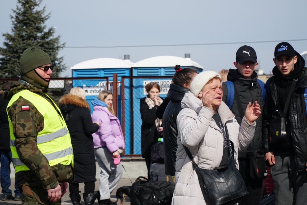 Una mujer ucraniana llora momentos después de cruzar la frontera hacia Polonia.