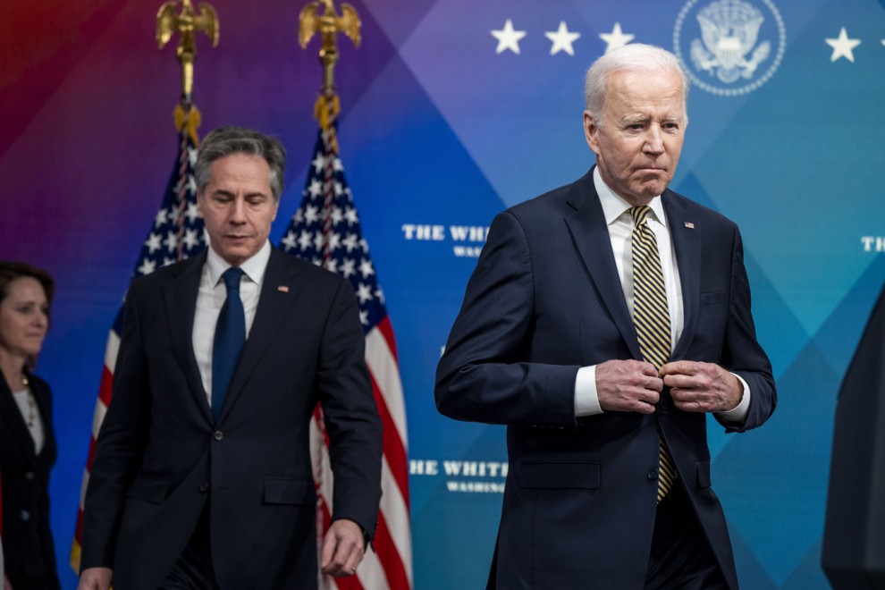El presidente estadounidense, Joe Biden, llega con el secretario de Estado, Antony Blinken (izquierda), para firmar una delegación de autoridad por 800 millones de dólares estadounidenses en asistencia militar a Ucrania durante una ceremonia en el South C