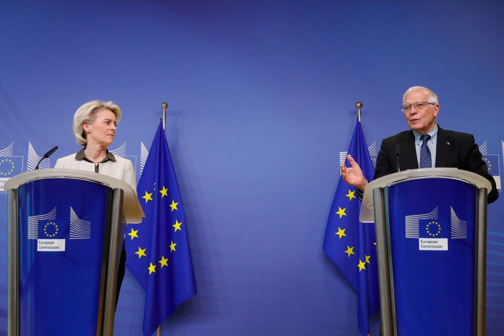 La presidenta de la Comisión Europea, Ursula von der Leyen (i.), con el alto representante de la Unión Europea para Asuntos Exteriores, Josep Borrell, en una comparecencia en Bruselas. REUTERS/Stephanie Lecocq/Pool