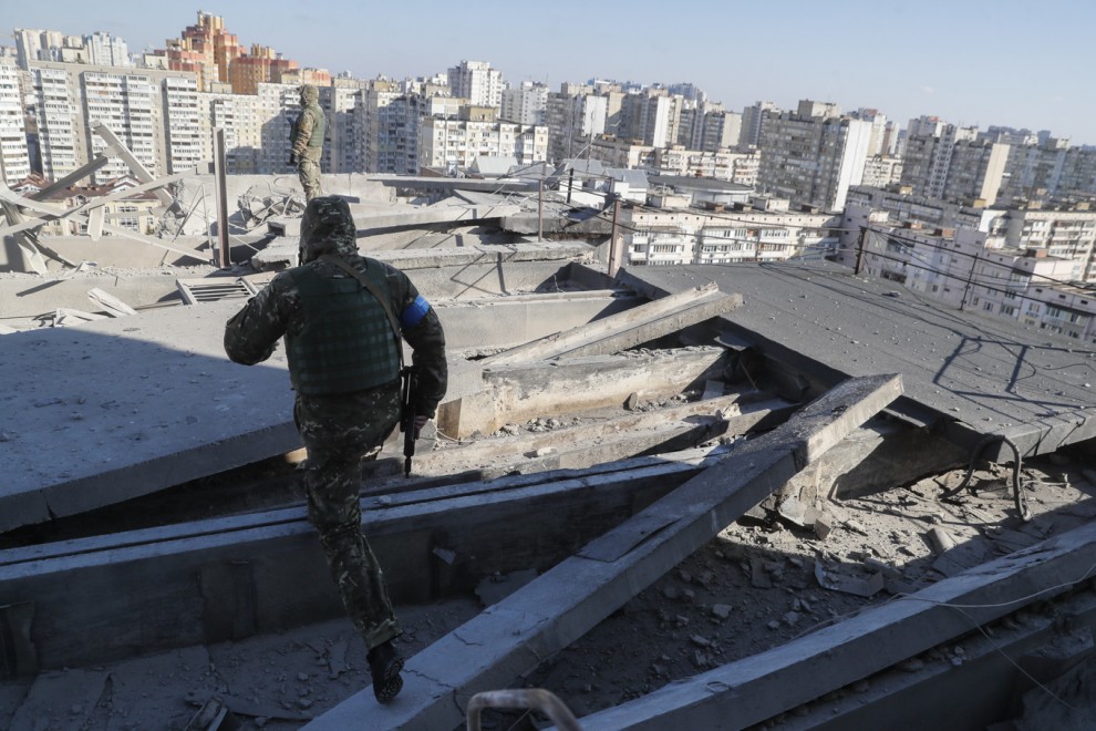 Militares ucranianos en un bloque de pisos dañado tras un bombardeo en Kiev.