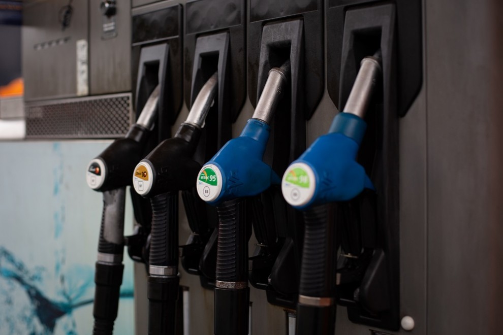 17/03/2022. Las mangueras con los diferentes tipos de gasolina, en una gasolinera de Barcelona, a 11/03/2022.