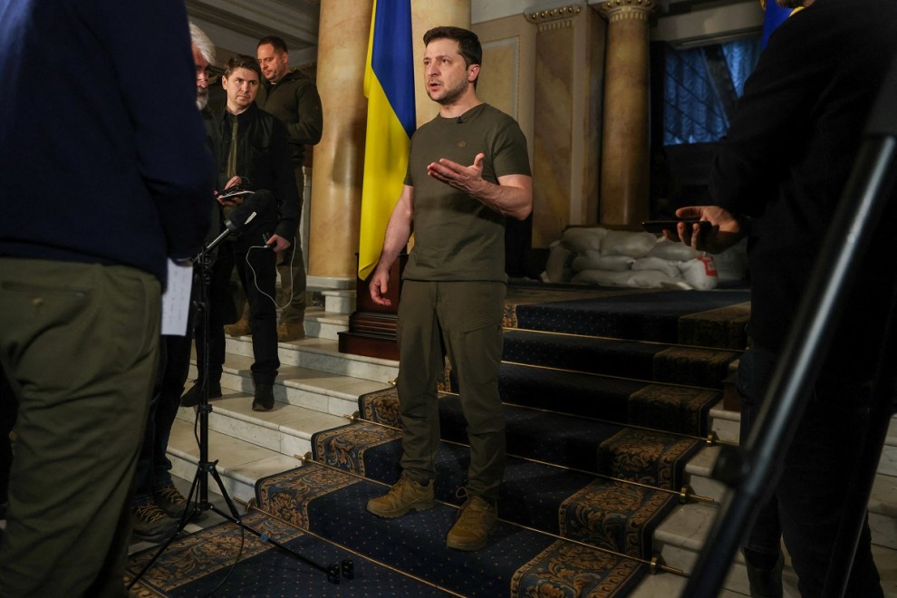 01/03/2022 El presidente de Ucrania, Volodimir Zelenski, habla durante una entrevista con Reuters en Kiev